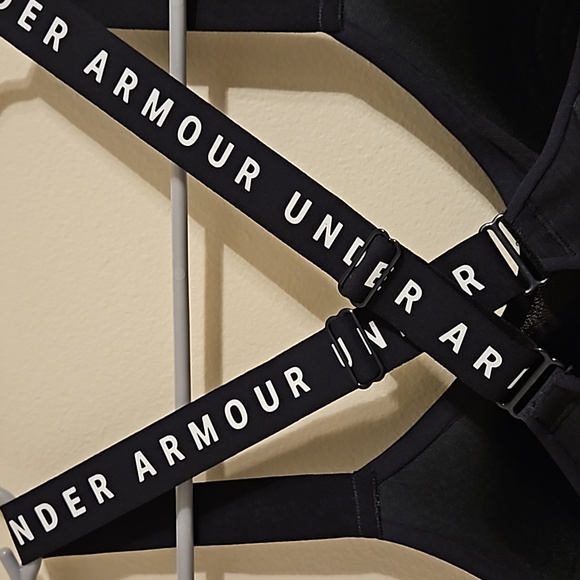 Under Armour Black Criss cross back padded sports Bra. NWT - Picture 5 of 6